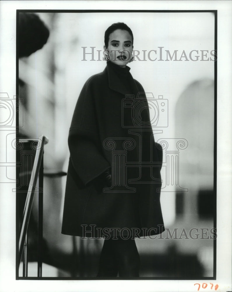 1990 Model wears Oscar de la Renta&#39;s Fall 1990 Signature Collection.-Historic Images