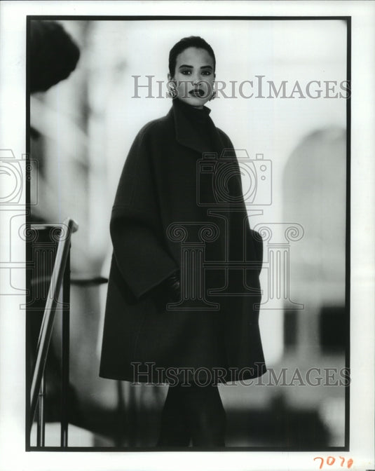 1990 Model wears Oscar de la Renta's Fall 1990 Signature Collection.-Historic Images