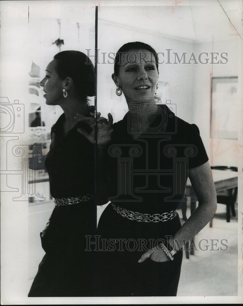 1969, Mrs. Oscar de la Renta, wife of fashion designer. - mjp09546 - Historic Images