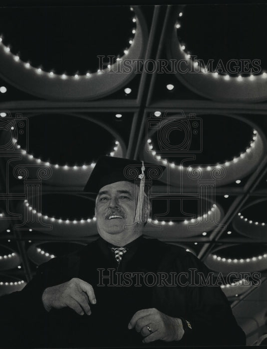 1993 Press Photo Actor James Doohan receives honorary degree in Milwaukee. - Historic Images