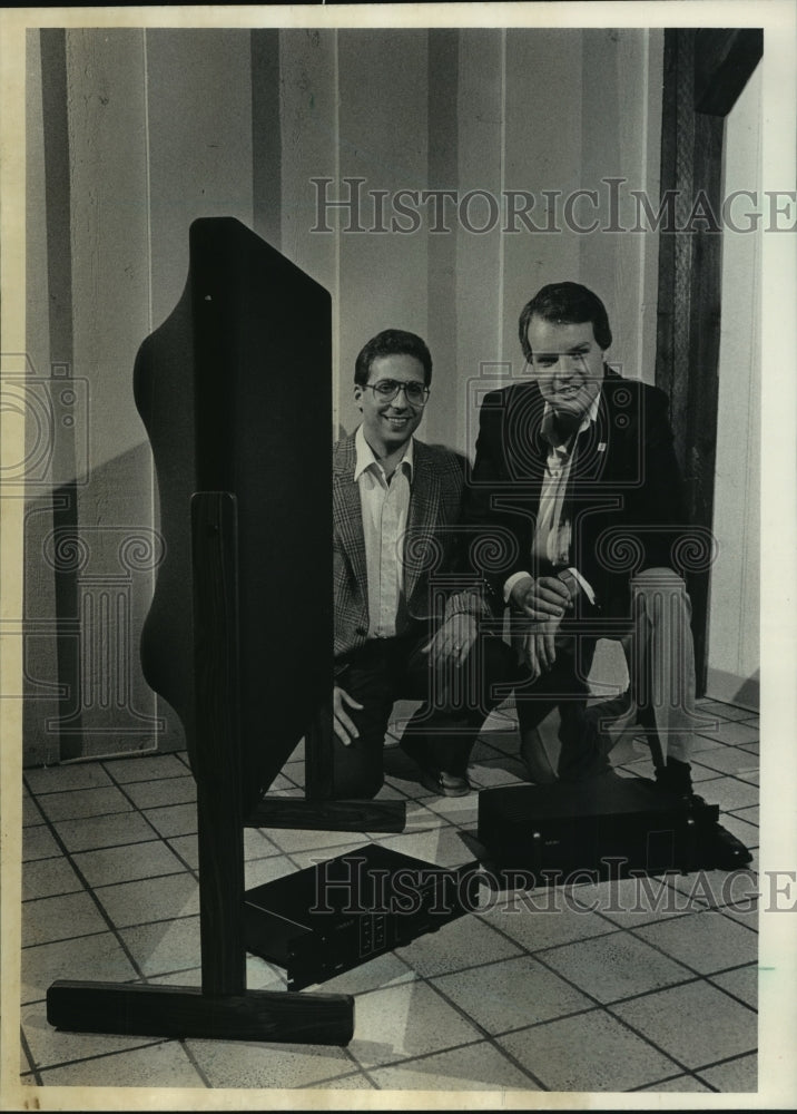 1985 Press Photo Hi-Fi designers Robert Dizack and John Bruss. - mjp09669 - Historic Images
