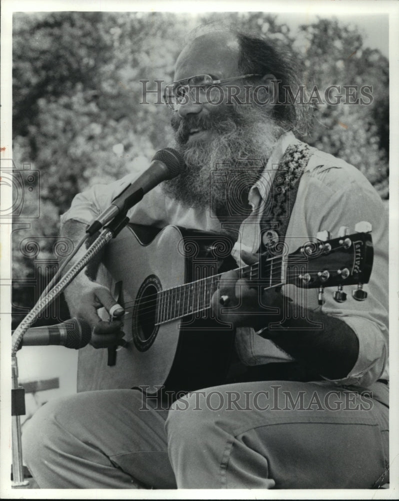 1988 Press Photo David H.B. Drake Presents a Sing-a-Long at the Domes - Historic Images
