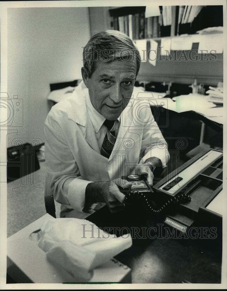 1983 Press Photo Elliot Dick professor at University of Wisconsin Medical School- Historic Images