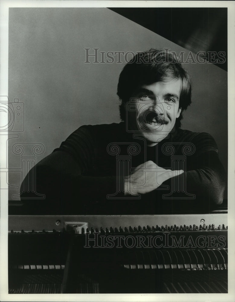1973 Press Photo Pianist Misha Dicther on Young People&#39;s Concert, on CBS.-Historic Images