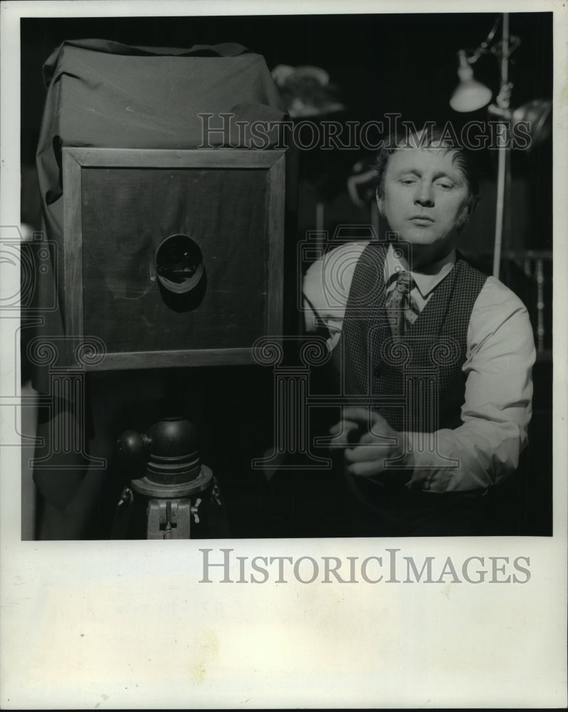 1967 Press Photo Photographer John Dornes of Monroe, New York, in Milwaukee. - Historic Images