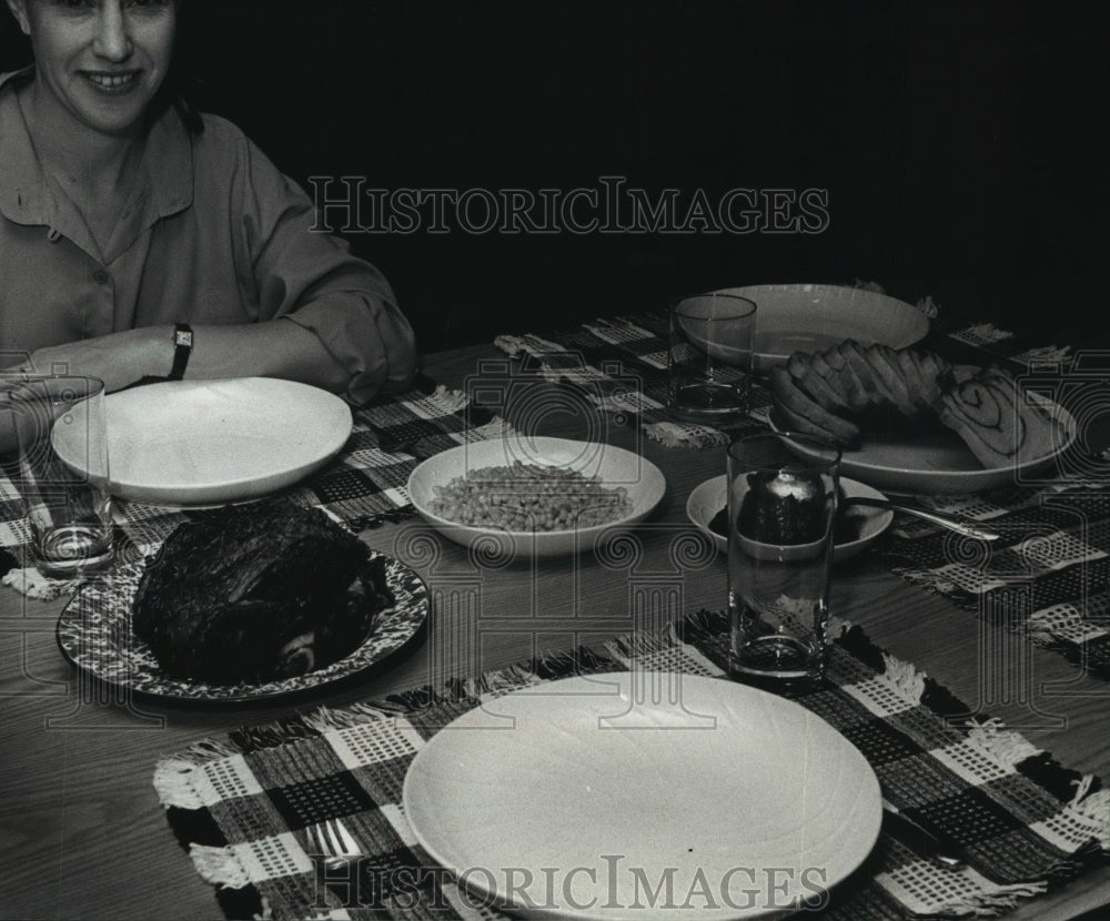 1990 Press Photo Cathy Donnelly, Working Mother Sharing Dinner Duties - Historic Images