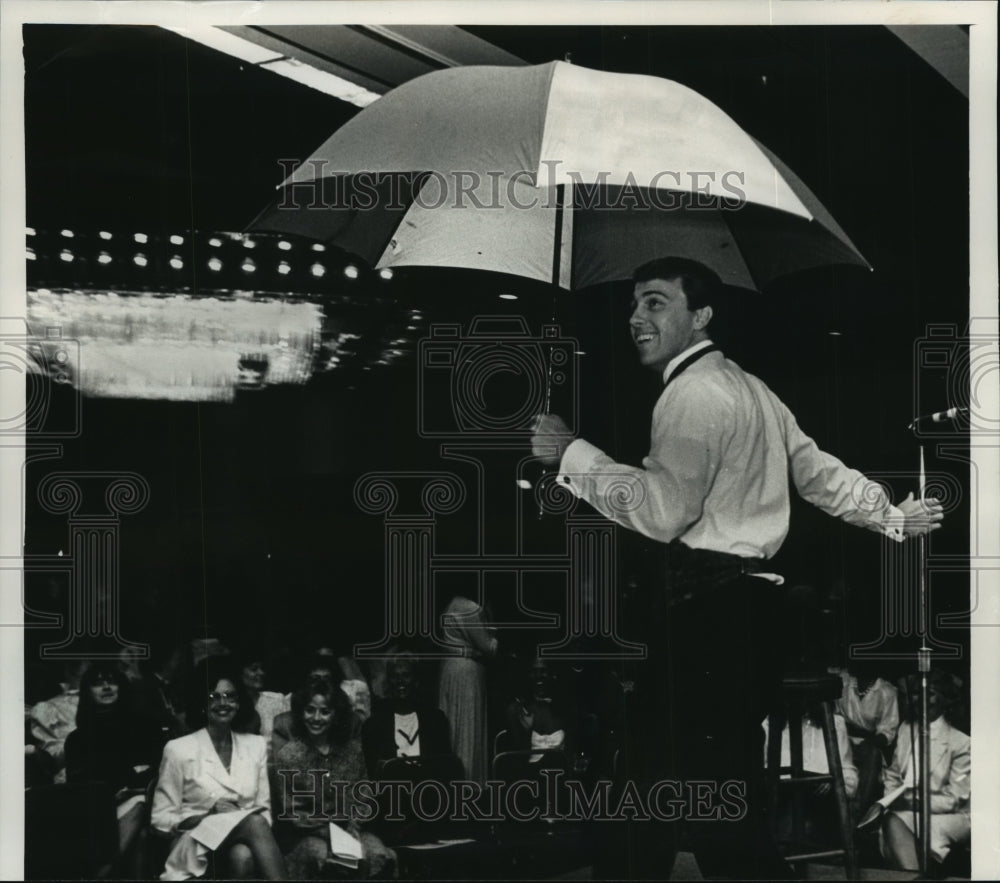 1988 Press Photo WISN Weather Forecaster Chris Edwards Sings at Bachelor Auction - Historic Images