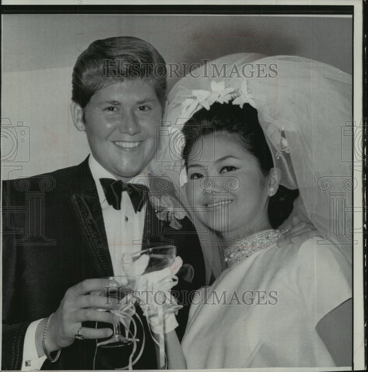 1968 Press Photo Singer Wayne Newton, Wife Elaine Okamura at Wedding Las Vegas-Historic Images