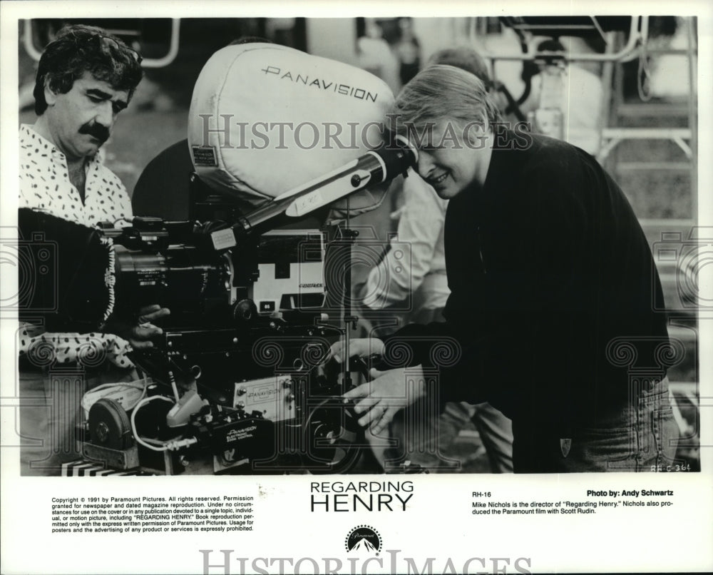 1991 Press Photo Mike Nichols Directing &quot;Regarding Henry&quot; Movie - mjp10171 - Historic Images