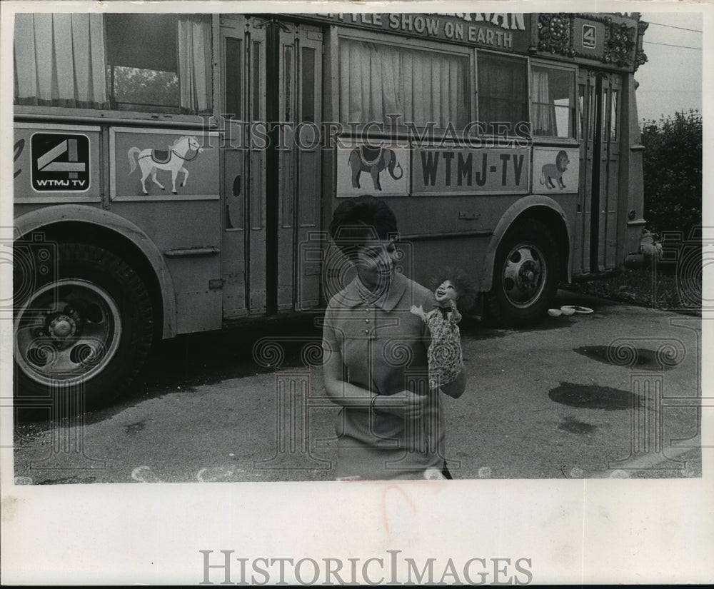 1968, Channel 4's Miss Julie Ellis and a Puppet Friend - mjp10196 - Historic Images