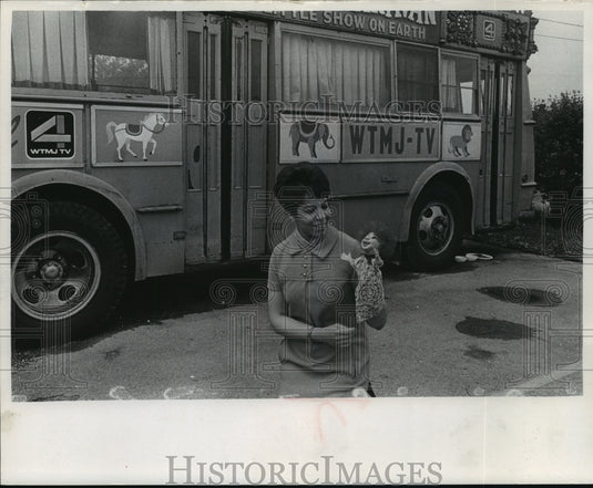 1968, Channel 4's Miss Julie Ellis and a Puppet Friend - mjp10196 - Historic Images