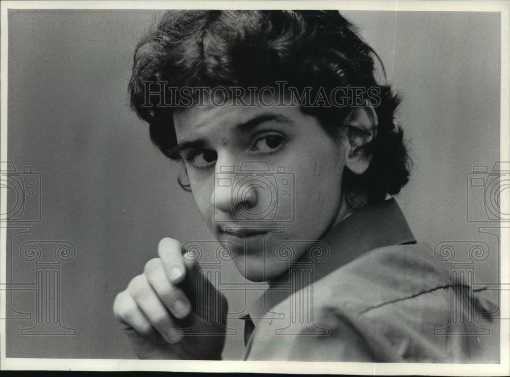 1985 Press Photo Daniel Dower listened to a psychiatrist's testimony. - Historic Images