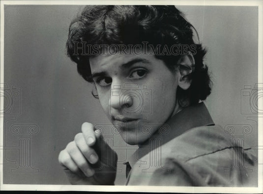 1985 Press Photo Daniel Dower listened to a psychiatrist's testimony. - Historic Images