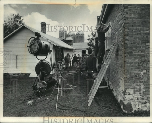 1974 Press Photo Crew members prepare to shoot scene near Shawano. - mjp10246 - Historic Images
