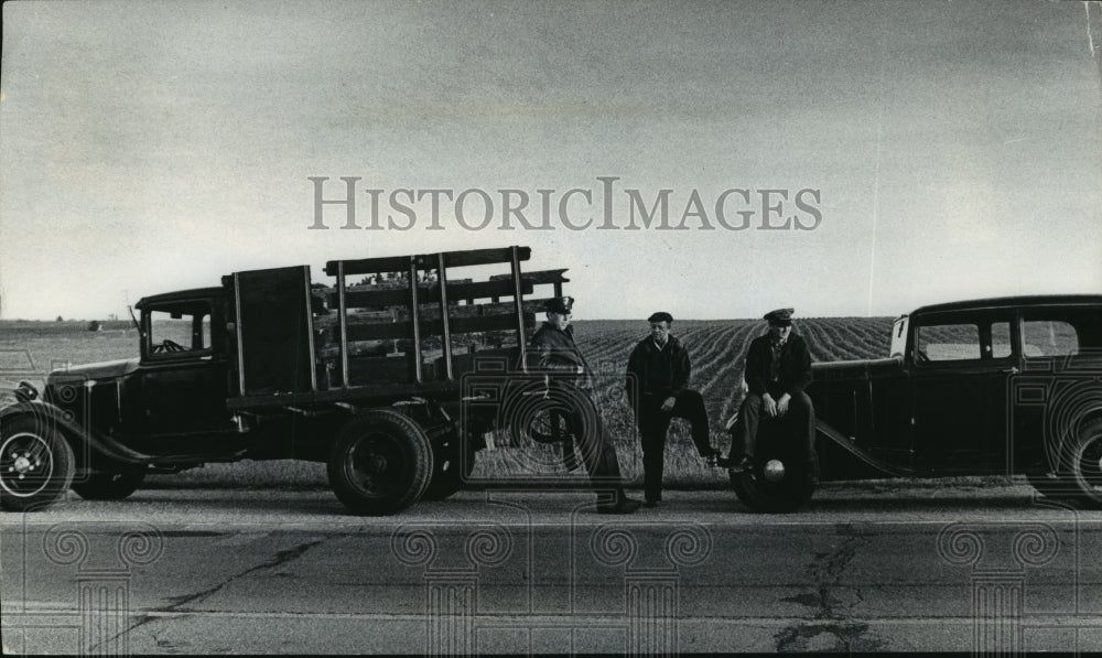 1977 Press Photo Robert Callies, Merwin Brandenburg &amp; Mike Duffy, movie extras.-Historic Images