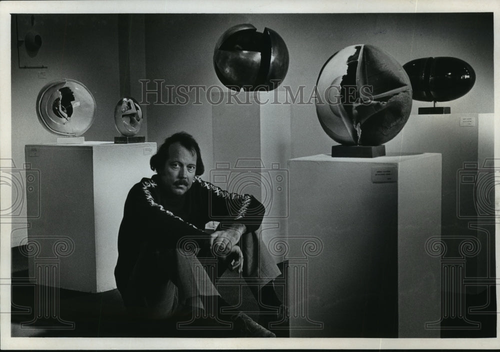 1979 Press Photo Ceramist Paul S. Donhauser with art display at Bradley Gallery. - Historic Images