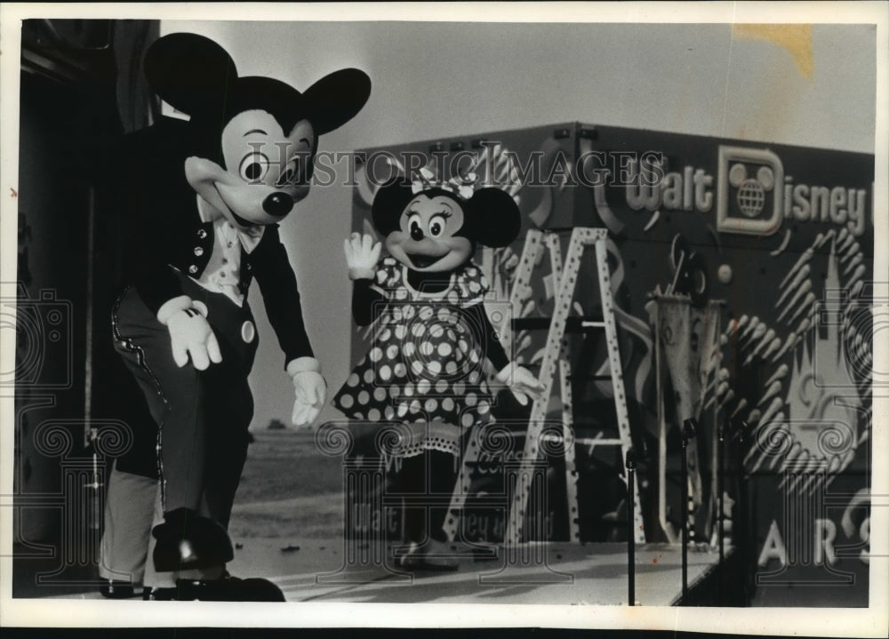 1992 Press Photo Mickey and Minnie Mouse at Waukesha County Exposition Center. - Historic Images