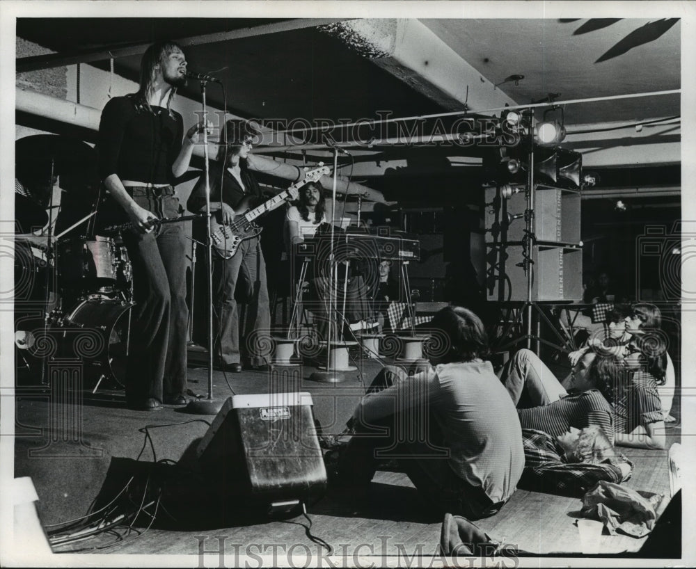 1973 Press Photo The Eden Stone performing at Humpin&#39; Hanna&#39;s. - mjp10328 - Historic Images