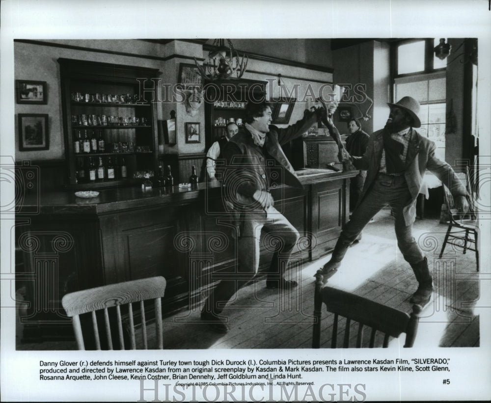 1985 Press Photo Actor Danny Glover, Dick Durock in &quot;Silverado&quot; Movie - Historic Images
