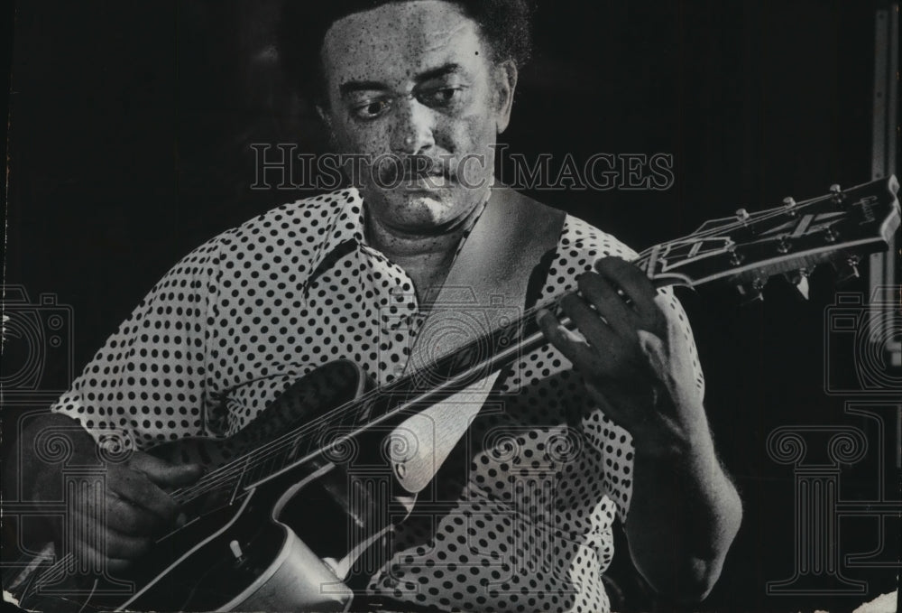 1976 Press Photo Guitarist Manty Ellis in Action - mjp10394 - Historic Images