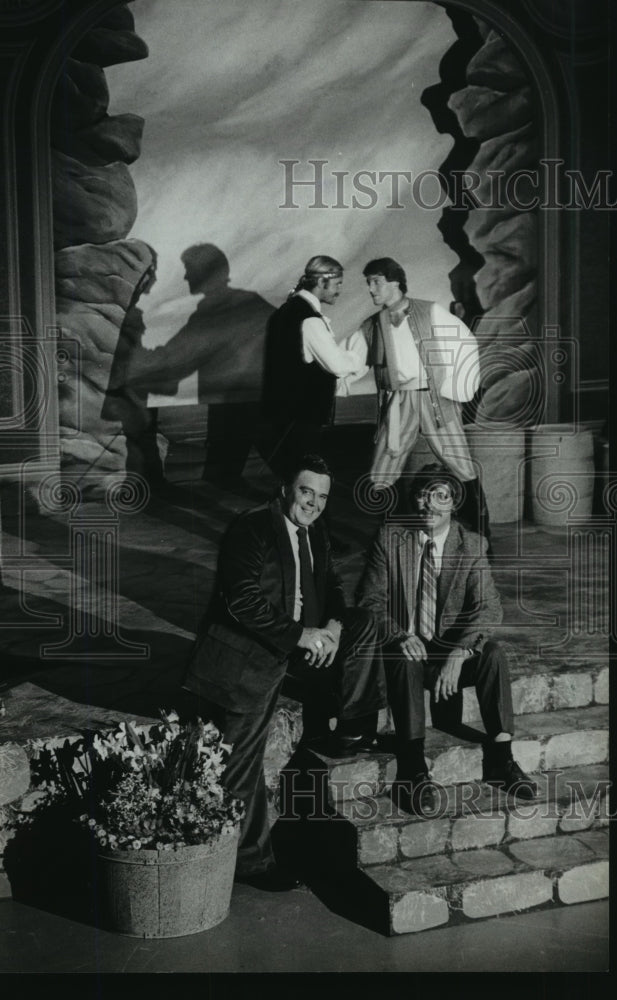 1982 Press Photo John Dolphin, David Hundhausen Rehearse "Pirates of Penzance" - Historic Images