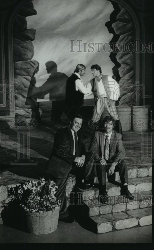 1982 Press Photo John Dolphin, David Hundhausen Rehearse "Pirates of Penzance" - Historic Images