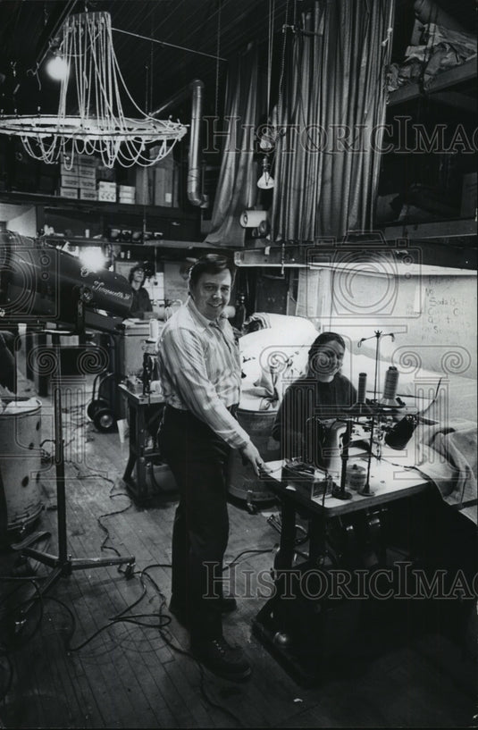 1976 Press Photo John Dolphin, Mid-West Scenic & Stage Equipment Company, Ltd. - Historic Images