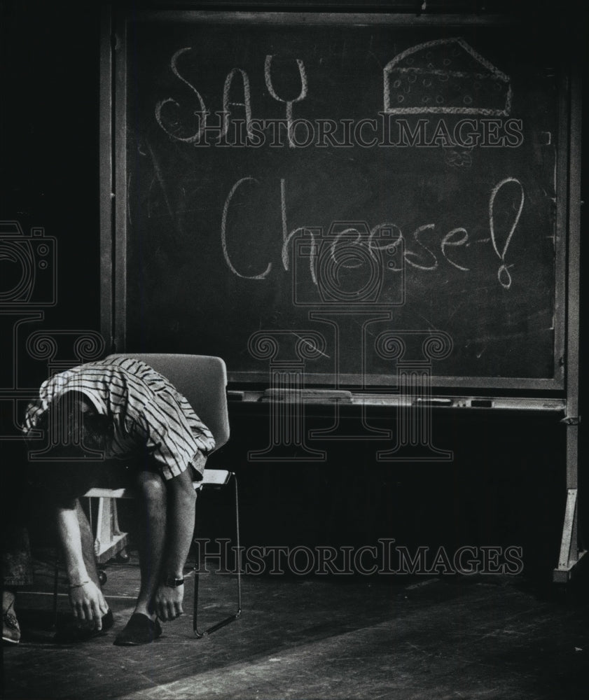 1990 Press Photo Hypnotized Subject of Tom DeLuca at University of Wisconsin - Historic Images