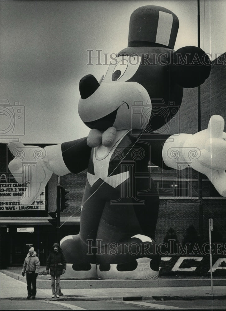 1986 Press Photo Inflatable Mickey Mouse display for Magic Kingdom on Ice. - Historic Images