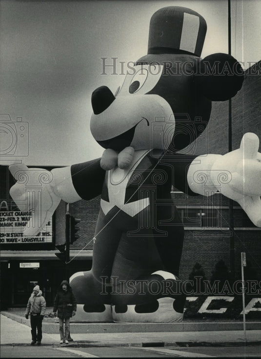 1986 Press Photo Inflatable Mickey Mouse display for Magic Kingdom on Ice. - Historic Images