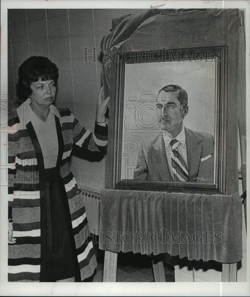 1975 Press Photo Mrs. Albert Davis with portrait at International Institute.-Historic Images