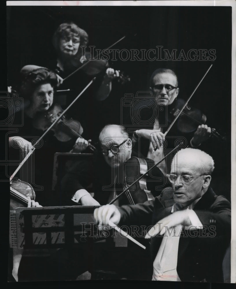 1962 Press Photo Julius Ehrlich conducts orchestra at Shorewood Auditorium. - Historic Images
