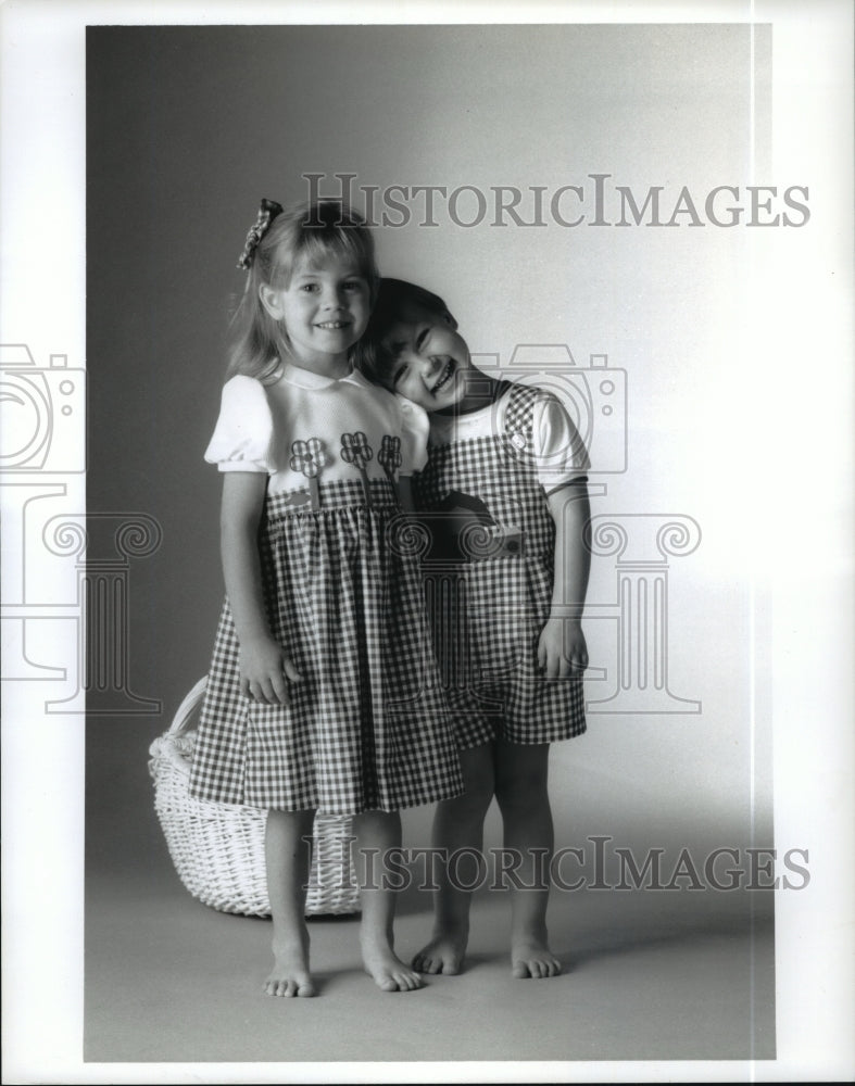 1993 Press Photo Kids model 1993 Cruise/Spring Design Collection Picnic Checks. - Historic Images