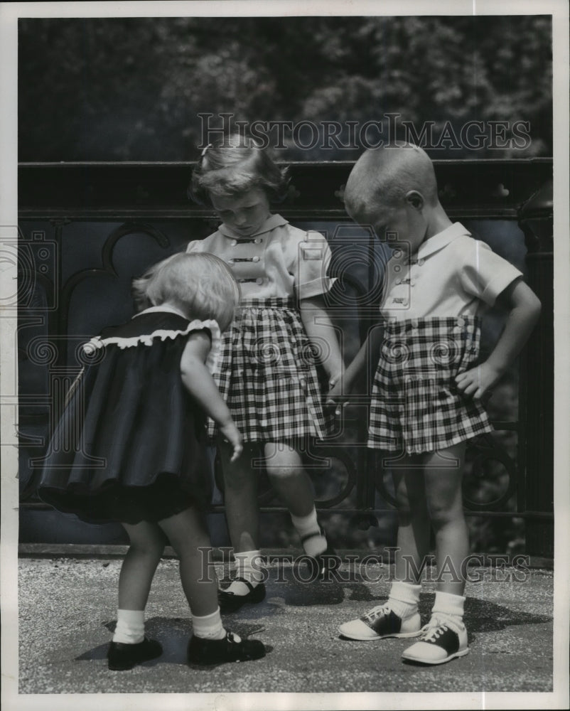1955 Press Photo Children model clothing designs of Florence Eiseman. - Historic Images