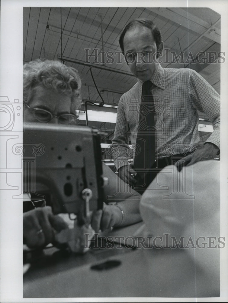 1974 Press Photo Lawrence Eiseman, clothes designer, supervises worker. - Historic Images