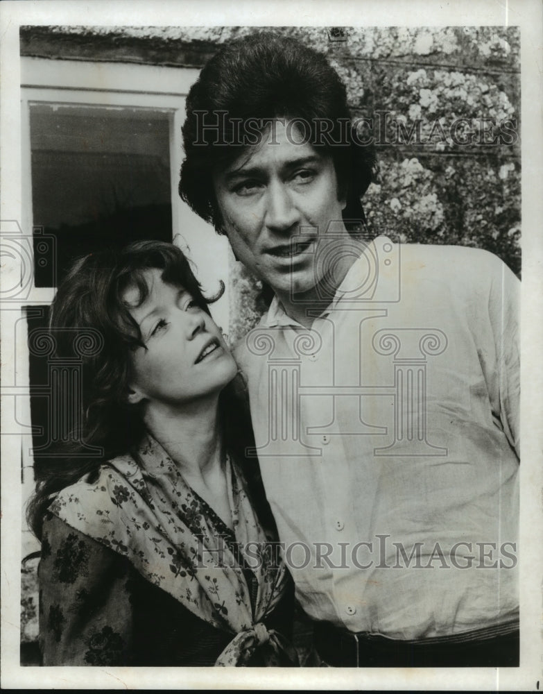 1977 Press Photo Robin Ellis and Angharad Rees star in Poldark, on PBS. - Historic Images