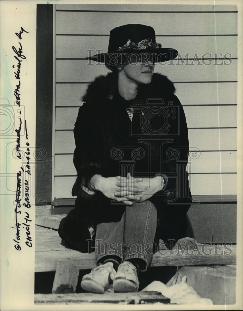 1984 Press Photo Movie extra Carol Brown waits for instructions on set. - Historic Images