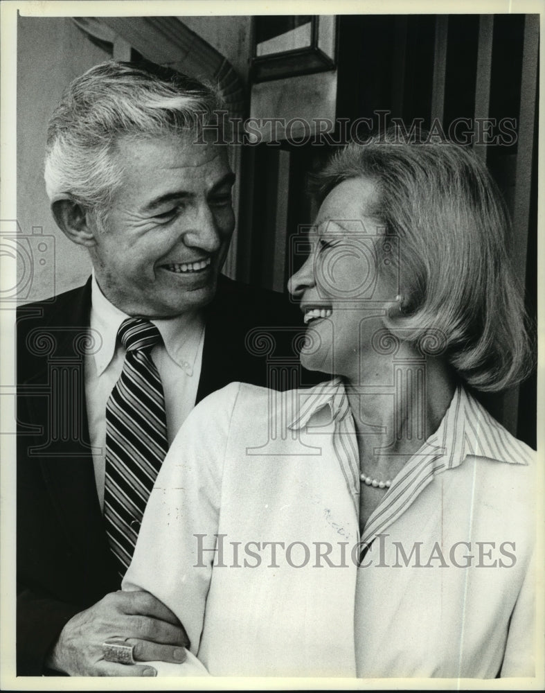 1981 Press Photo Robert and Dorothy DeBolt receive the 1981 Tau Award. - Historic Images