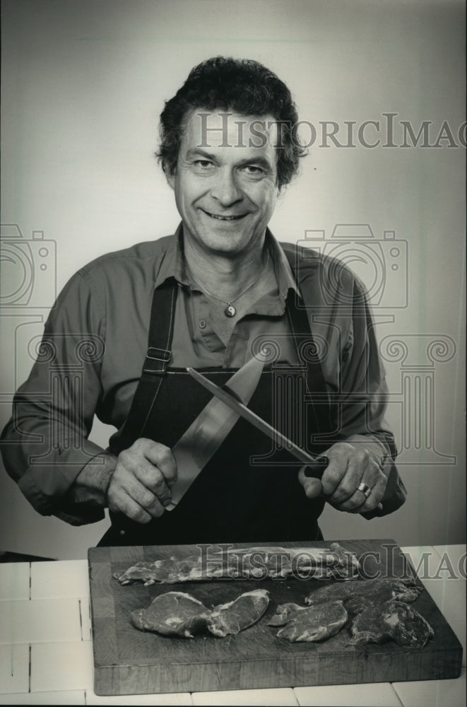 1988 Press Photo Milwaukee butcher Merle Ellis touts new lean pork. - mjp10774- Historic Images