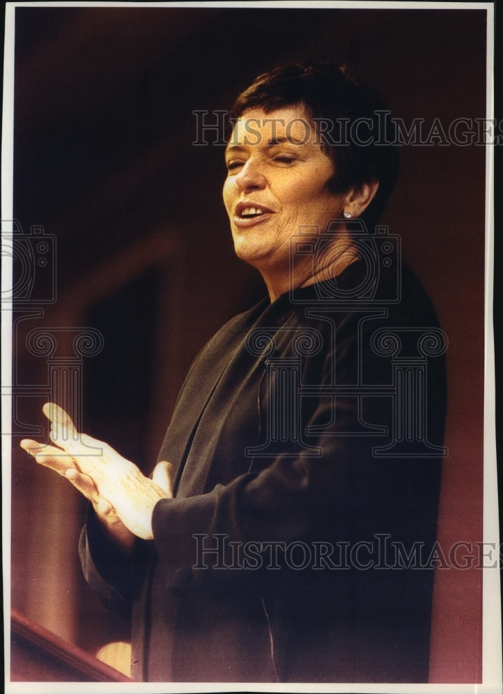 1993 Linda Ellerbee speaks at breast cancer benefit.-Historic Images
