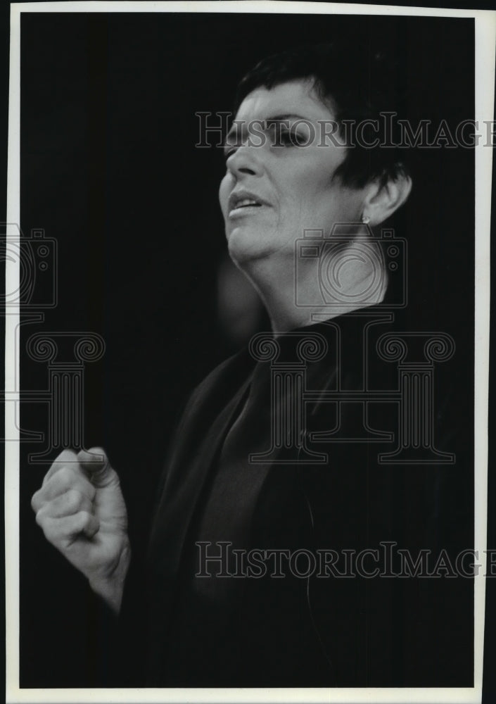 1993 Press Photo Linda Ellerbee speaks to crowd of 700 about breast cancer. - Historic Images