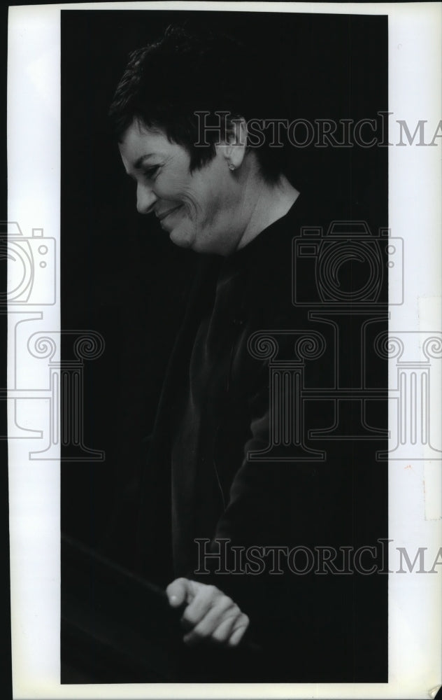 1993 Press Photo Journalist Linda Ellerbee talks with crowd about breast cancer. - Historic Images