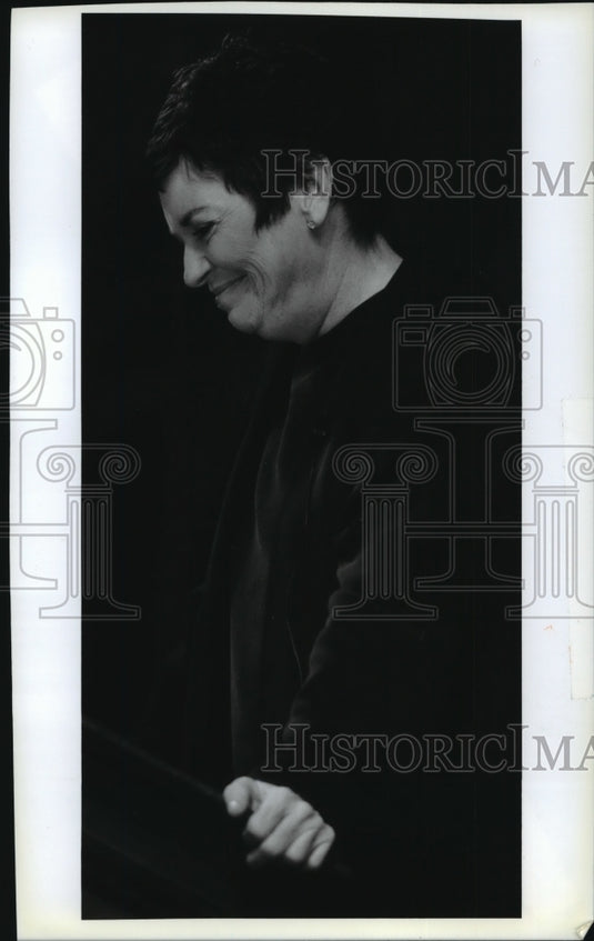 1993 Press Photo Journalist Linda Ellerbee talks with crowd about breast cancer. - Historic Images