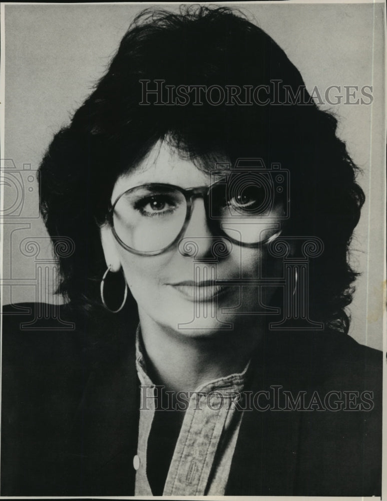1988, Journalist Linda Ellerbee writes to make people think. - Historic Images
