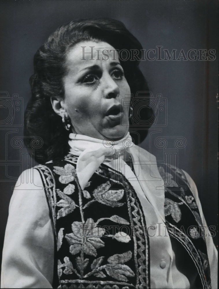 1977 Press Photo Rosalind Elias rehearses with Milwaukee Symphony Orchestra. - Historic Images
