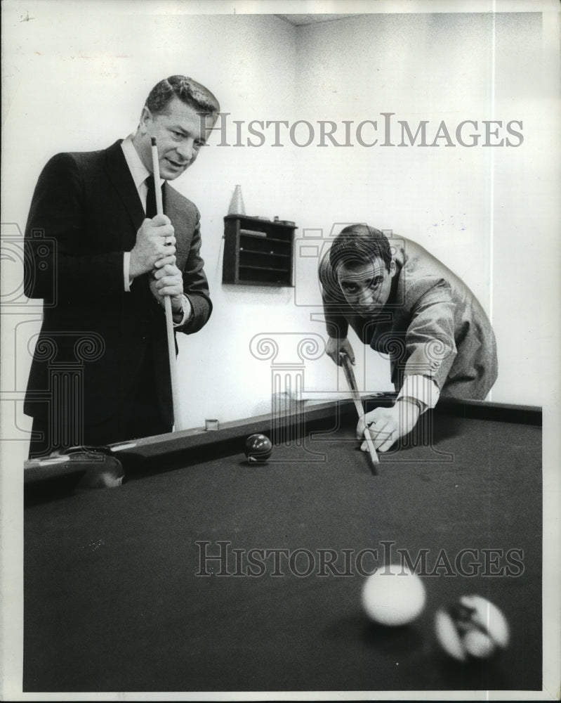 1964 Press Photo David Susskind and partner Melnick play pool in his office. - Historic Images