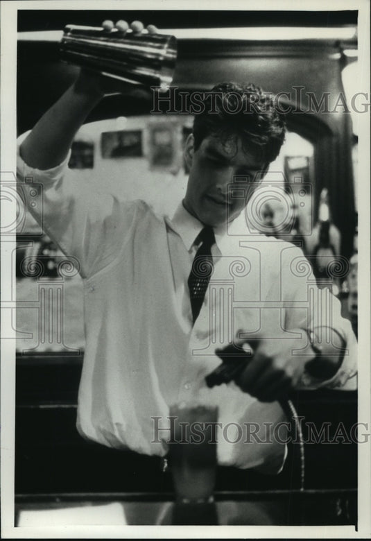 1991, Tom Cruise in a scene from Cocktail. - mjp10926 - Historic Images