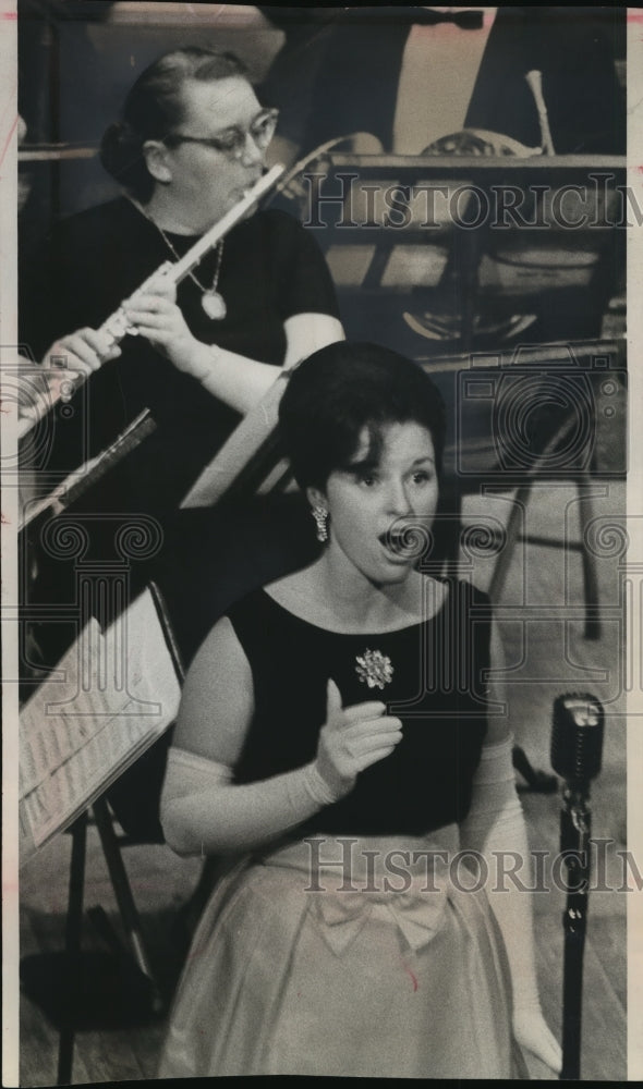 1965 Press Photo Milwaukee soprano Tana di Piazza sings at Cooley Auditorium. - Historic Images