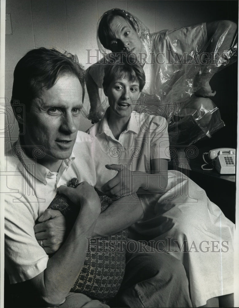 1993, Peter Reeves, Morrigan Hurt & Ed Sarna in The Swan. - mjp10994 - Historic Images