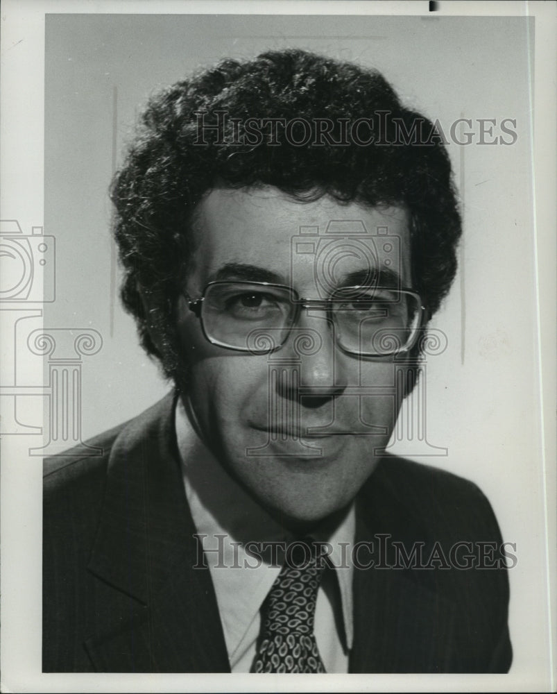 1977, Les Crystal producer of NBC News Specials. - mjp11021 - Historic Images